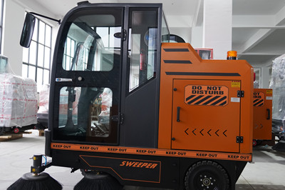 全封閉駕駛式掃地機 全封閉駕駛式掃地機