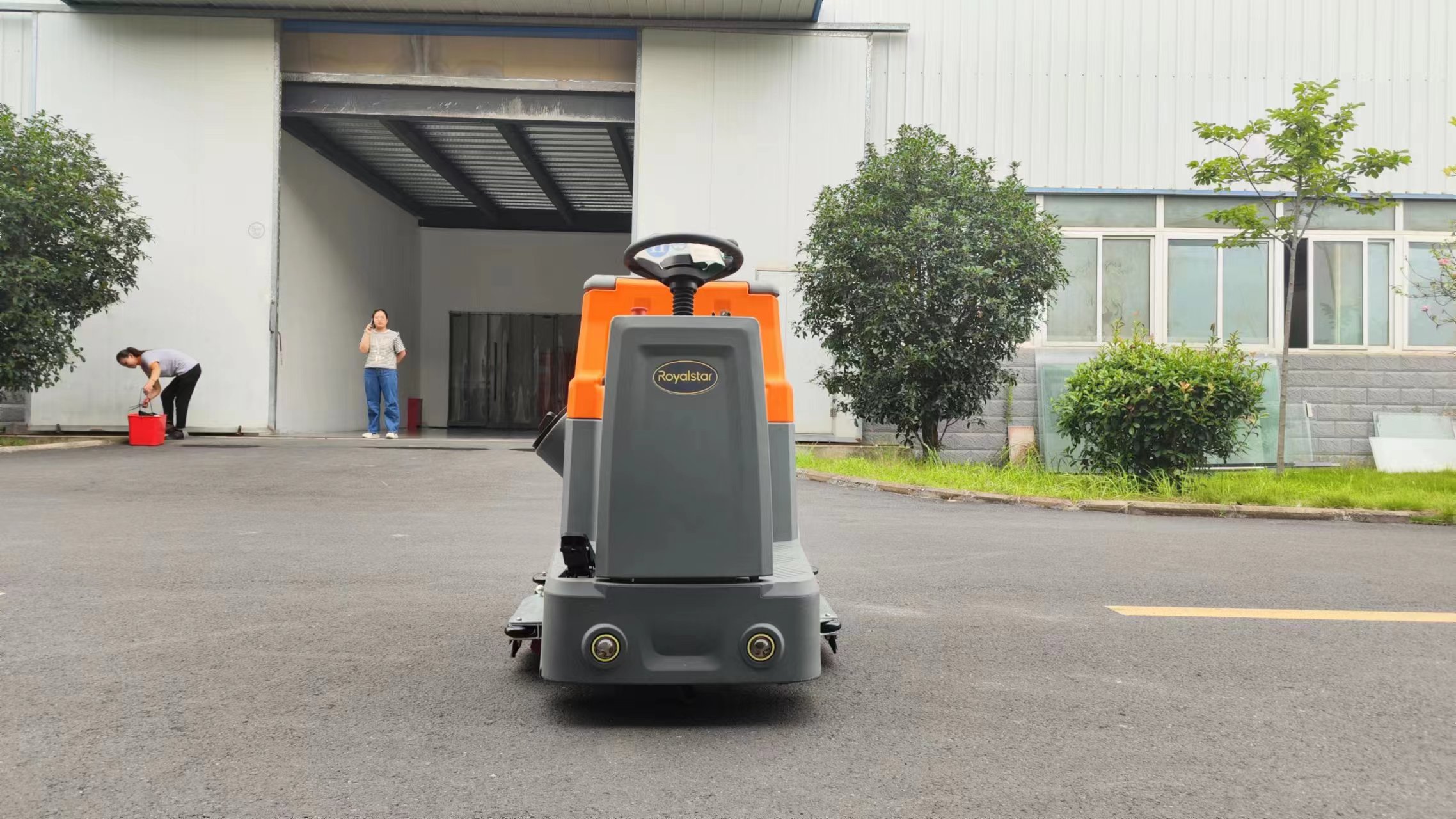  駕駛式洗地機(jī)倉(cāng)庫(kù)車(chē)站是快捷清潔的好幫手